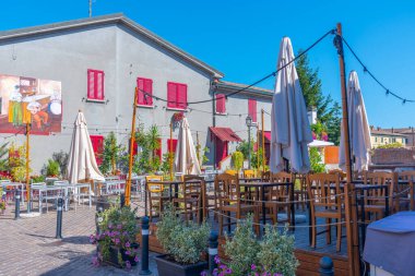 Rimini, İtalya, 2 Eylül 2021: İtalyan kenti Rini 'de renkli bir sokakta restoranlar.