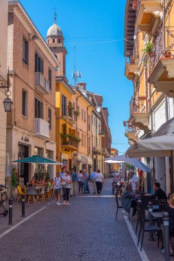 Rimini, İtalya, 2 Eylül 2021: İtalyan kasabası Rimini 'nin merkezinde Dar Sokak.