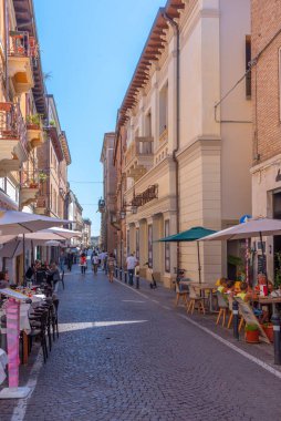 Rimini, İtalya, 2 Eylül 2021: İtalyan kasabası Rimini 'nin merkezinde Dar Sokak.