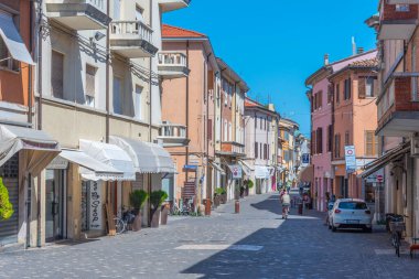 Rimini, İtalya, 2 Eylül 2021: İtalyan kasabası Rimini 'nin merkezinde Dar Sokak.