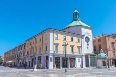 Rimini, İtalya, 2 Eylül 2021: İtalya 'nın Rimini şehrinde insanlar Piazza Martiri' den geçiyor..