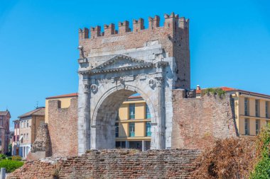 Rimini, İtalya, 2 Eylül 2021: İnsanlar İtalya 'nın Rimini şehrindeki Piazza Martiri' de bir saat kulesinin önünden geçiyorlar..