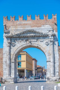 Rimini, İtalya, 2 Eylül 2021: İnsanlar İtalya 'nın Rimini şehrindeki Piazza Martiri' de bir saat kulesinin önünden geçiyorlar..