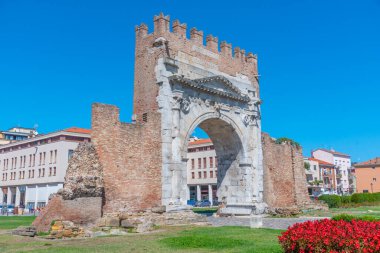 Rimini, İtalya, 2 Eylül 2021: İnsanlar İtalya 'nın Rimini şehrindeki Piazza Martiri' de bir saat kulesinin önünden geçiyorlar..