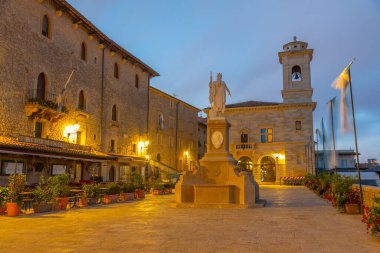 Citta di San Marino, San Marino, 2 Eylül 2021: San Marino Cumhuriyeti Piazza della liberta 'daki tarihi bir binanın gündoğumu manzarası.