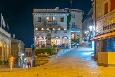 Citta di San Marino, San Marino, 1 Eylül 2021: Citta di San Marino 'da Giuseppe Garibaldi heykeliyle ana cadde.