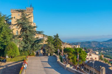 Citta di San Marino, San Marino, 1 Eylül 2021: San Marino 'da bir açık hava tiyatrosu kava die balestieri manzarası.