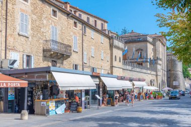 Citta di San Marino, San Marino, 1 Eylül 2021: Eski San Marino kasabasındaki Narrow Caddesi.