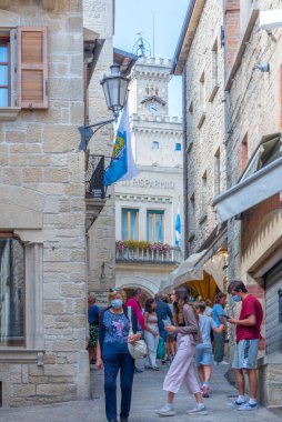 Citta di San Marino, San Marino, 1 Eylül 2021: Eski San Marino kasabasındaki Narrow Caddesi.