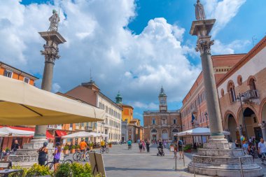 Ravenna, İtalya, 1 Eylül 2021: İtalyan kenti Ravenna 'da insanlar Piazza del Popolo' da geziniyor.