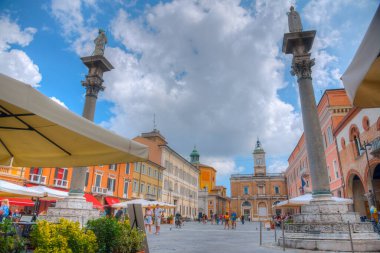 Ravenna, İtalya, 1 Eylül 2021: İtalyan kenti Ravenna 'da insanlar Piazza del Popolo' da geziniyor.