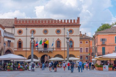 Ravenna, İtalya, 1 Eylül 2021: İtalyan kenti Ravenna 'daki Piazza del Popolo' da belediye binası.