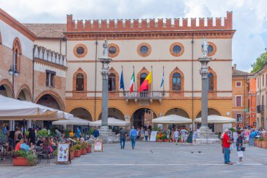 Ravenna, İtalya, 1 Eylül 2021: İtalyan kenti Ravenna 'daki Piazza del Popolo' da belediye binası.