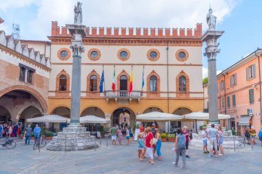 Ravenna, İtalya, 1 Eylül 2021: İtalyan kenti Ravenna 'daki Piazza del Popolo' da belediye binası.