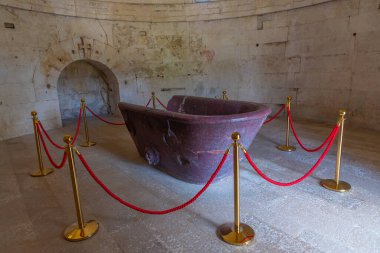 Ravenna, İtalya, 1 Eylül 2021: İtalyan kenti Ravenna 'daki Teodorico Mausoleum' un içi.