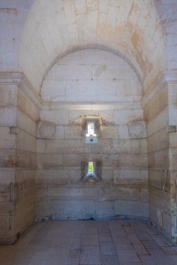 Ravenna, İtalya, 1 Eylül 2021: İtalyan kenti Ravenna 'daki Teodorico Mausoleum' un içi.