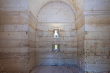 Ravenna, İtalya, 1 Eylül 2021: İtalyan kenti Ravenna 'daki Teodorico Mausoleum' un içi.