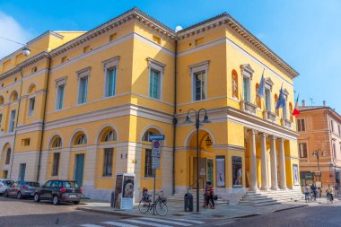 Ravenna, İtalya, 1 Eylül 2021: İtalyan Ravenna kasabasının merkezinde bulunan Teatro Alighieri.