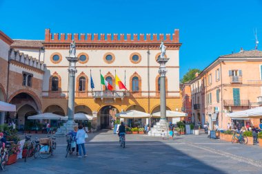 Ravenna, İtalya, 1 Eylül 2021: İtalyan kenti Ravenna 'daki Piazza del Popolo' da belediye binası.