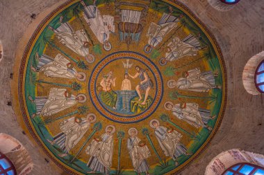Ravenna, İtalya, 1 Eylül 2021: İtalyan kenti Ravenna 'daki Battistero degli Ariani' de Mozaik.