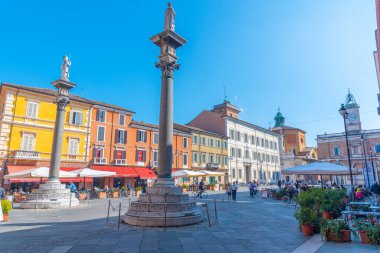 Ravenna, İtalya, 1 Eylül 2021: İtalyan kenti Ravenna 'da insanlar Piazza del Popolo' da geziniyor.