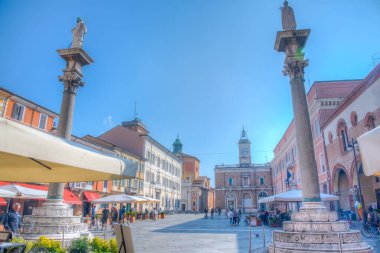 Ravenna, İtalya, 1 Eylül 2021: İtalyan kenti Ravenna 'da insanlar Piazza del Popolo' da geziniyor.