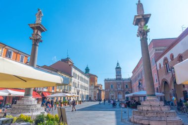 Ravenna, İtalya, 1 Eylül 2021: İtalyan kenti Ravenna 'da insanlar Piazza del Popolo' da geziniyor.