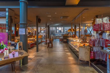 Ravenna, İtalya, 1 Eylül 2021: İtalyan kenti Ravenna 'da kapalı pazarın içi.