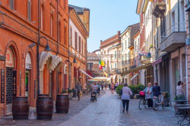 Ravenna, İtalya, 1 Eylül 2021: İtalyan kenti Ravenna 'nın merkezindeki ticari cadde.