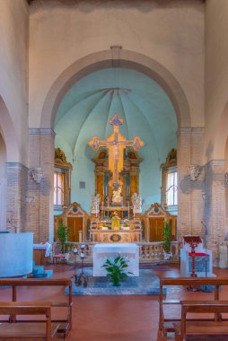 Ravenna, İtalya, 1 Eylül 2021: İtalya 'nın Ravenna kentinde Santa Maria Maggiore Bazilikasının içi.