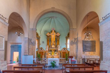 Ravenna, İtalya, 1 Eylül 2021: İtalya 'nın Ravenna kentinde Santa Maria Maggiore Bazilikasının içi.