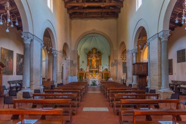 Ravenna, İtalya, 1 Eylül 2021: İtalya 'nın Ravenna kentinde Santa Maria Maggiore Bazilikasının içi.