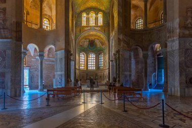 Ravenna, İtalya, 1 Eylül 2021: İtalyan kenti Ravenna 'da San Vitale Bazilikası içindeki dekorasyon.