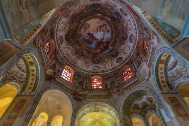 Ravenna, İtalya, 1 Eylül 2021: İtalyan kenti Ravenna 'da San Vitale Bazilikası içindeki dekorasyon.
