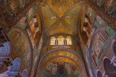 Ravenna, İtalya, 1 Eylül 2021: İtalyan kenti Ravenna 'da San Vitale Bazilikası içindeki dekorasyon.