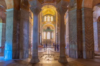 Ravenna, İtalya, 1 Eylül 2021: İtalyan kenti Ravenna 'da San Vitale Bazilikası içindeki dekorasyon.