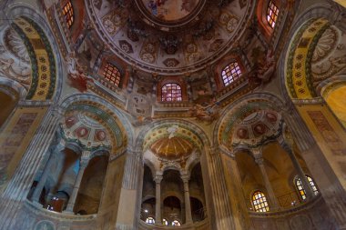 Ravenna, İtalya, 1 Eylül 2021: İtalyan kenti Ravenna 'da San Vitale Bazilikası içindeki dekorasyon.