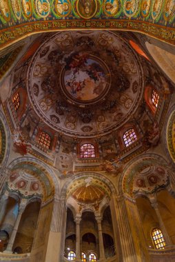 Ravenna, İtalya, 1 Eylül 2021: İtalyan kenti Ravenna 'da San Vitale Bazilikası içindeki dekorasyon.