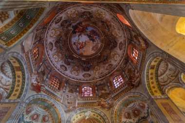 Ravenna, İtalya, 1 Eylül 2021: İtalyan kenti Ravenna 'da San Vitale Bazilikası içindeki dekorasyon.