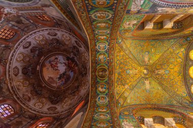 Ravenna, İtalya, 1 Eylül 2021: İtalyan kenti Ravenna 'da San Vitale Bazilikası içindeki dekorasyon.