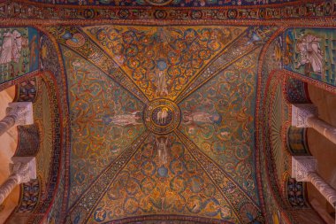 Ravenna, İtalya, 1 Eylül 2021: İtalyan kenti Ravenna 'da San Vitale Bazilikası içindeki dekorasyon.