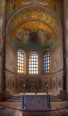 Ravenna, İtalya, 1 Eylül 2021: İtalyan kenti Ravenna 'da San Vitale Bazilikası içindeki dekorasyon.