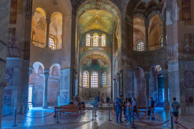 Ravenna, İtalya, 1 Eylül 2021: İtalyan kenti Ravenna 'da San Vitale Bazilikası içindeki dekorasyon.