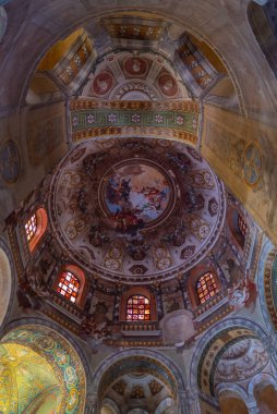Ravenna, İtalya, 1 Eylül 2021: İtalyan kenti Ravenna 'da San Vitale Bazilikası içindeki dekorasyon.