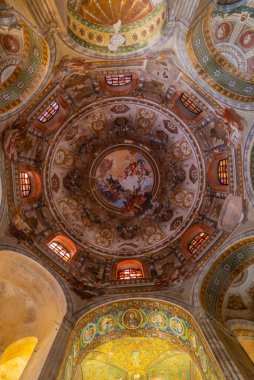 Ravenna, İtalya, 1 Eylül 2021: İtalyan kenti Ravenna 'da San Vitale Bazilikası içindeki dekorasyon.