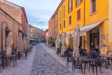 Ravenna, İtalya, 1 Eylül 2021: İtalyan kenti Ravenna 'nın merkezindeki ticari cadde.