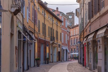 Ravenna, İtalya, 1 Eylül 2021: İtalyan kenti Ravenna 'nın merkezindeki ticari cadde.