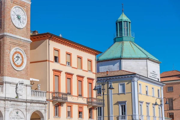 İtalya 'nın Rimini şehrindeki Piazza Martiri' de saat kulesi.