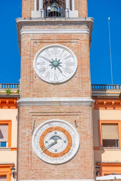 İtalya 'nın Rimini şehrindeki Piazza Martiri' de saat kulesi.