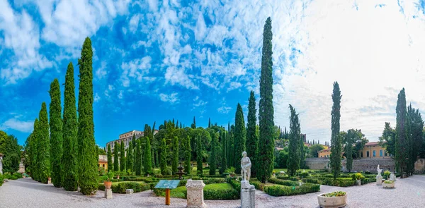 Verona, İtalya, 26 Ağustos 2021: İtalyan kenti Verona 'daki Giardino Giusti bahçesi